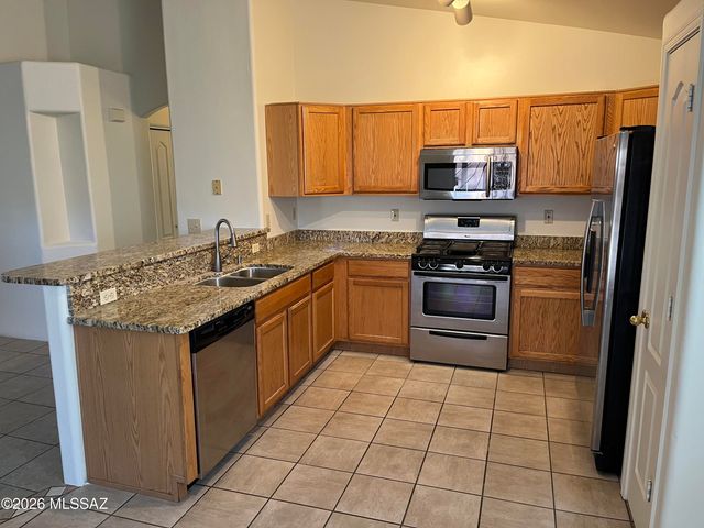 2252 W Silver River Way, Tucson, AZ 85745