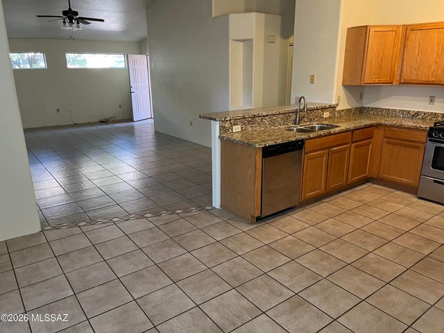 2252 W Silver River Way, Tucson, AZ 85745