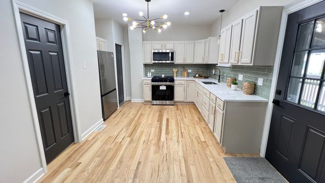 701 Hamilton Avenue, Aurora, IL 60505