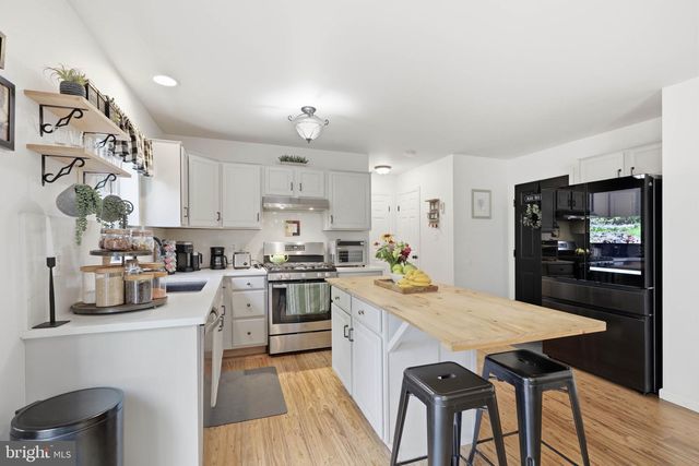 230 CAMBRIDGE LN, Lititz, PA 17543