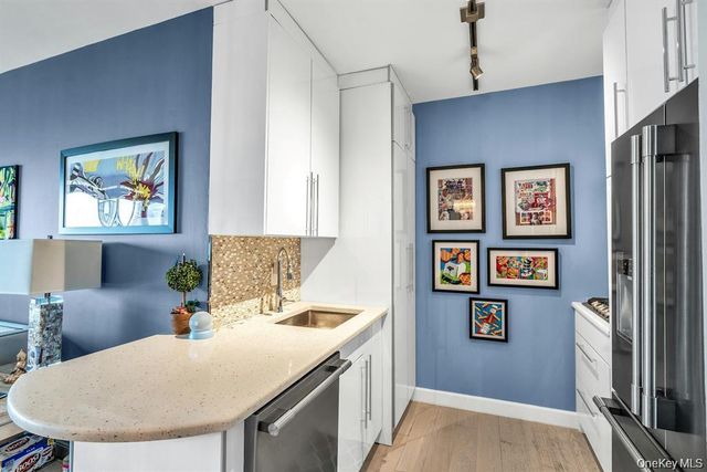 269-10 Grand Central Parkway 32P, Floral Park, NY 11005