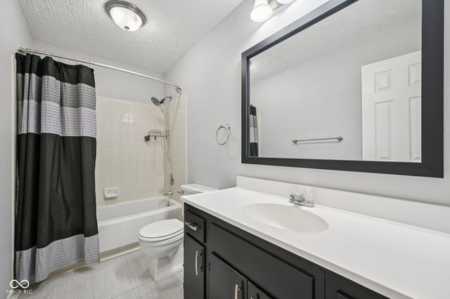 7449 Prairie Lake Drive, Indianapolis, IN 46256