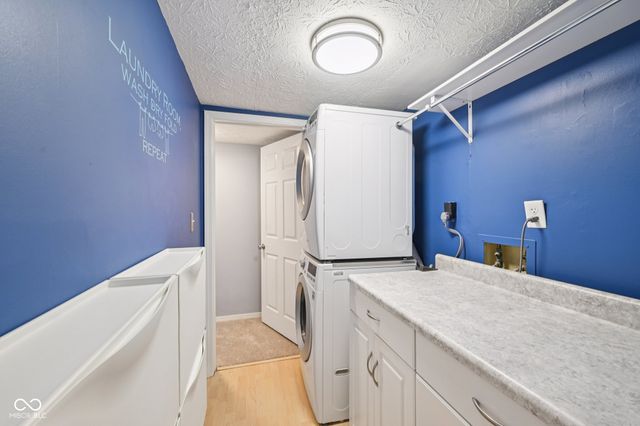 7449 Prairie Lake Drive, Indianapolis, IN 46256