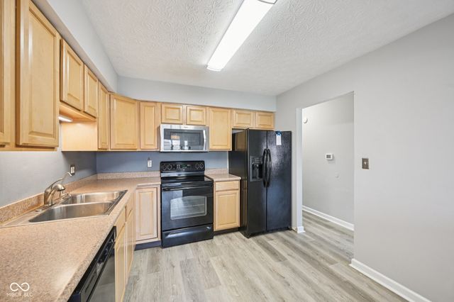 7449 Prairie Lake Drive, Indianapolis, IN 46256