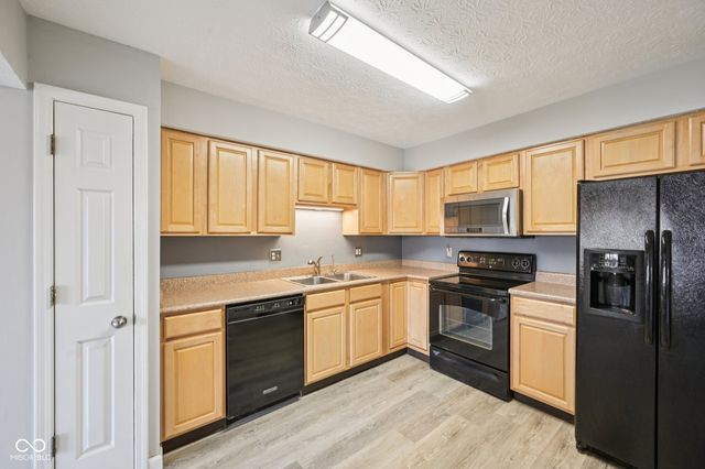 7449 Prairie Lake Drive, Indianapolis, IN 46256