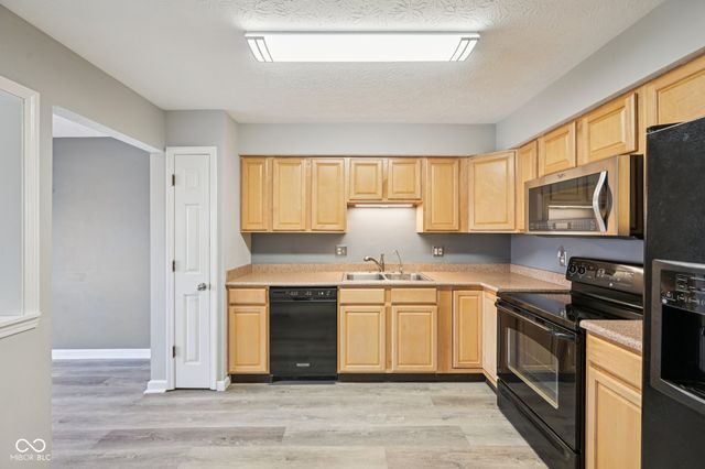 7449 Prairie Lake Drive, Indianapolis, IN 46256