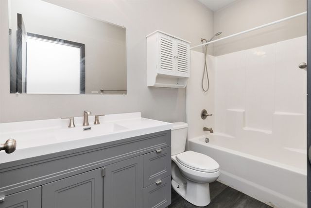1266 E 36th Court, Des Moines, IA 50317