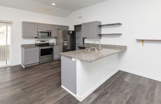 1266 E 36th Court, Des Moines, IA 50317