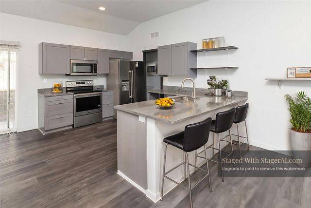 1266 E 36th Court, Des Moines, IA 50317
