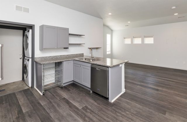 1266 E 36th Court, Des Moines, IA 50317