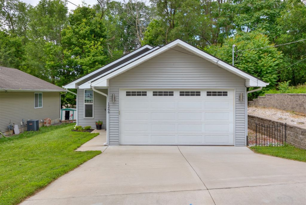 1266 E 36th Court, Des Moines, IA 50317