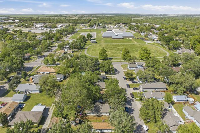 327 Residence St, El Dorado, KS 67042