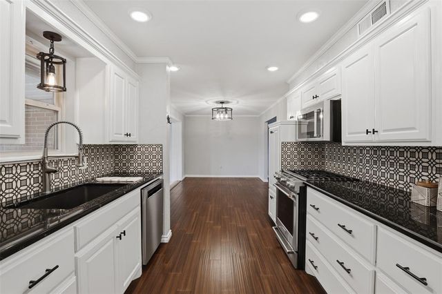 703 Crestmoor Drive, Moore, OK 73160