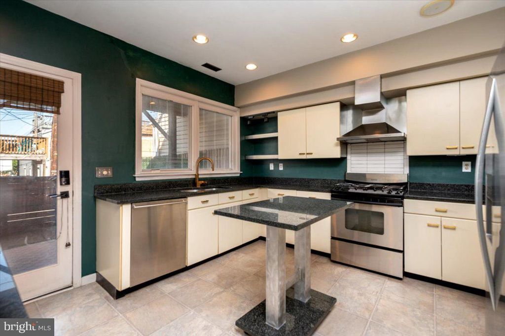 Image 10 of property listing at 1450 RIVERSIDE AVE, Baltimore, MD 21230