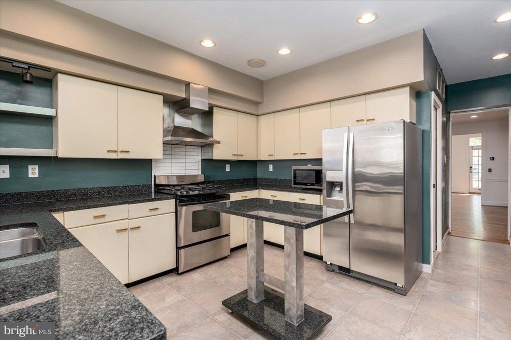 Image 11 of property listing at 1450 RIVERSIDE AVE, Baltimore, MD 21230