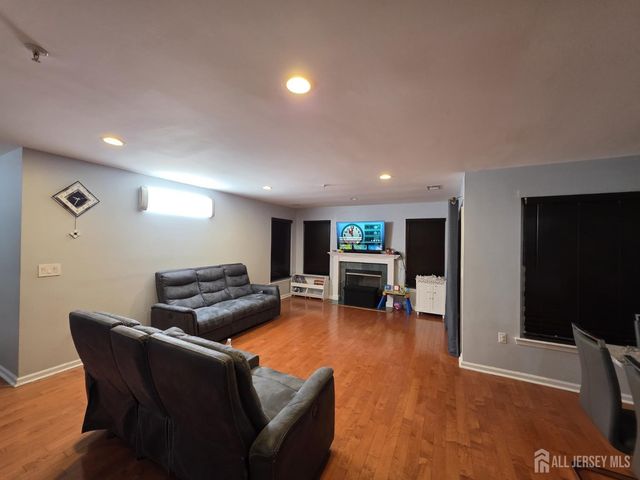 78 Chariot Court, Piscataway, NJ 08854