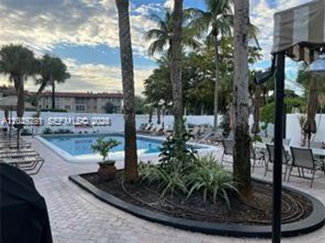 4000 Crystal Lake Dr 111, Deerfield Beach, FL 33064