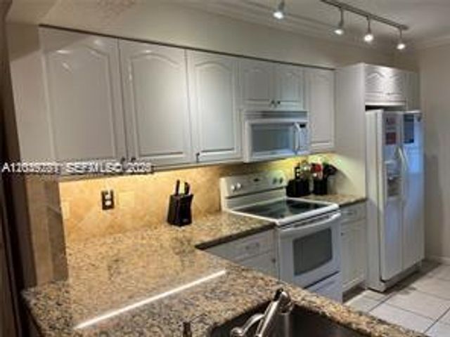 4000 Crystal Lake Dr 111, Deerfield Beach, FL 33064