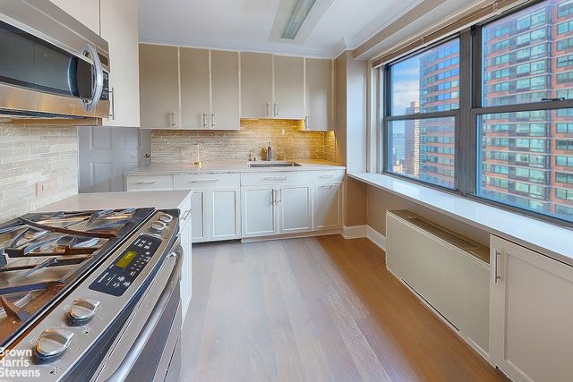300 E 40th St Apt 21R, New York City, NY 10016