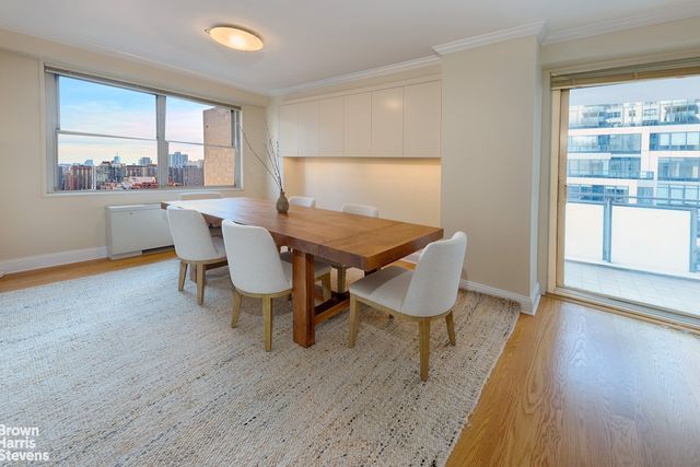 300 E 40th St Apt 21R, New York City, NY 10016