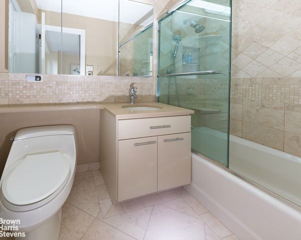 300 E 40th St Apt 21R, New York City, NY 10016