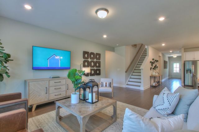 105 Fernbank Ln, Clarksville, TN 37043