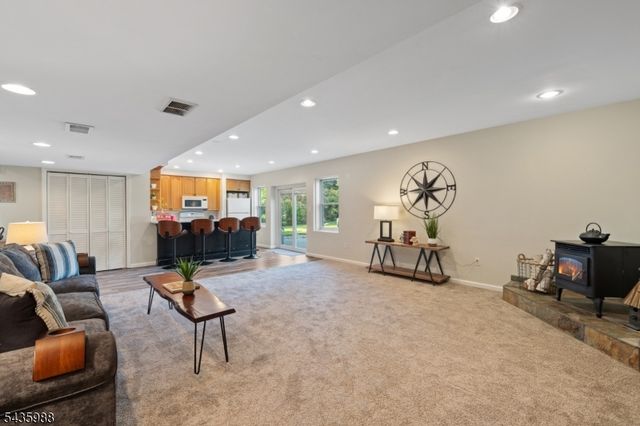 35 Titus Rd, Montgomery Twp., NJ 08558