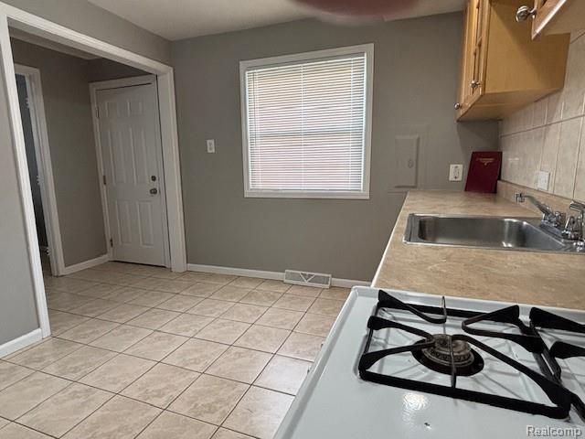 2611 Caledonia, Westland, MI 48186