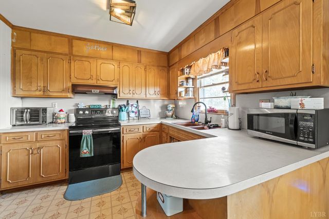 1872 Wards Road, Hurt, VA 24563