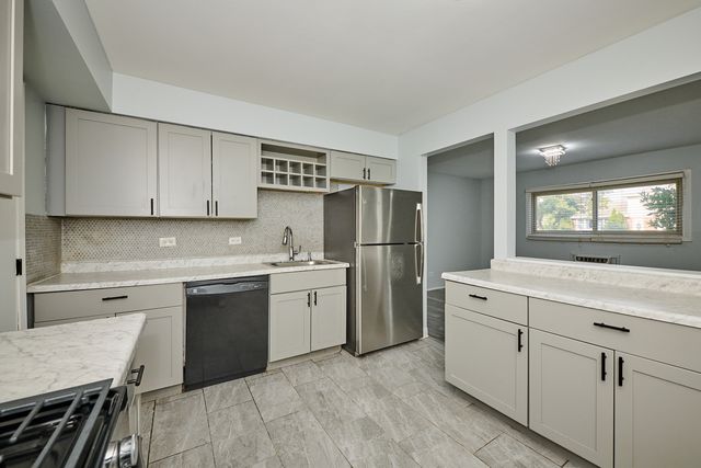 1320A Lore Lane 101, Lombard, IL 60148