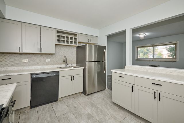 1320A Lore Lane 101, Lombard, IL 60148