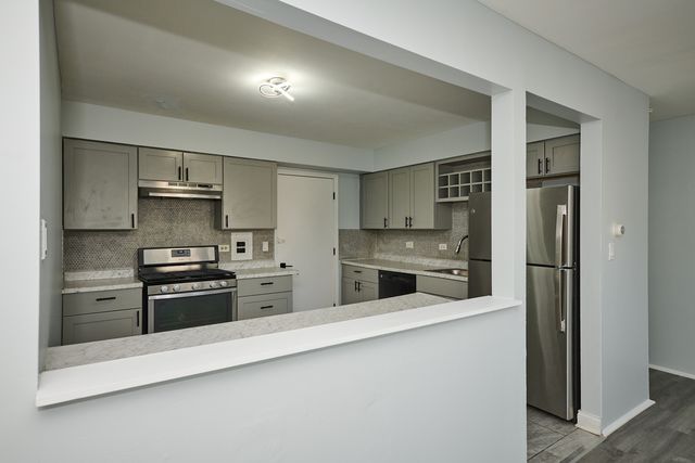 1320A Lore Lane 101, Lombard, IL 60148