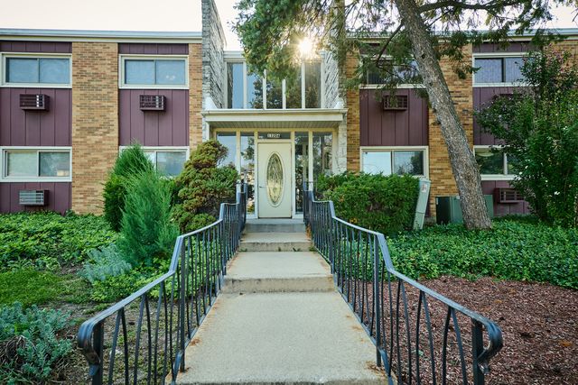 1320A Lore Lane 101, Lombard, IL 60148