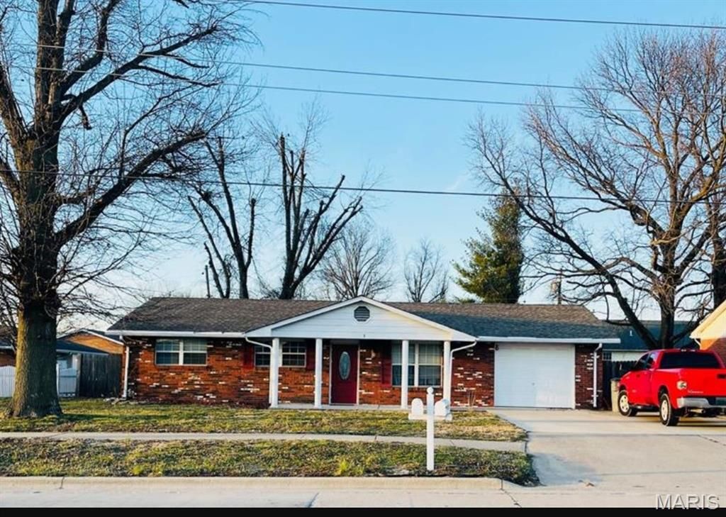 1013 W County Road, Jerseyville, IL 62052