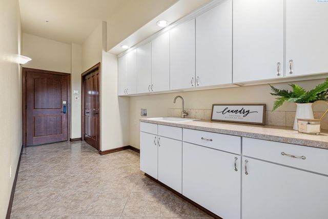 2495 Morency Dr, Richland, WA 99352