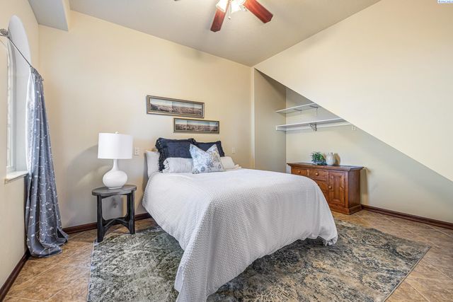 2495 Morency Dr, Richland, WA 99352