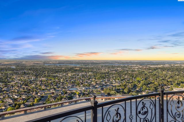2495 Morency Dr, Richland, WA 99352