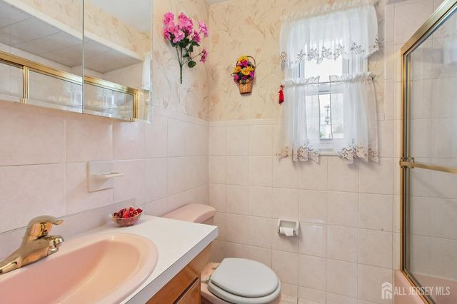 35 Heathcote Avenue, Edison, NJ 08817