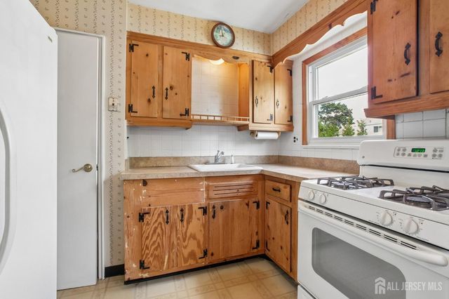 35 Heathcote Avenue, Edison, NJ 08817