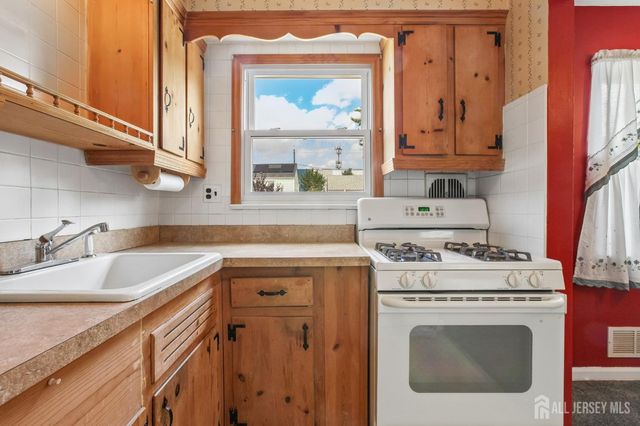 35 Heathcote Avenue, Edison, NJ 08817