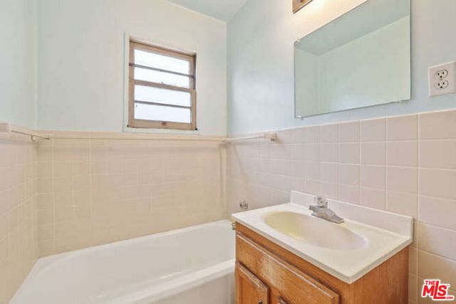 557 N Madison Avenue, Los Angeles, CA 90004