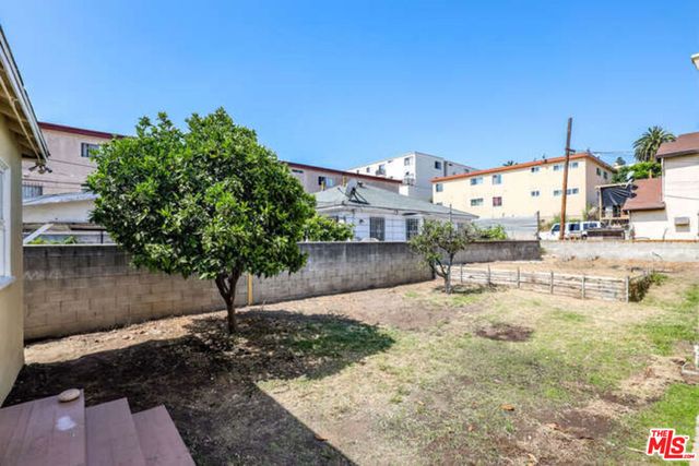 557 N Madison Avenue, Los Angeles, CA 90004