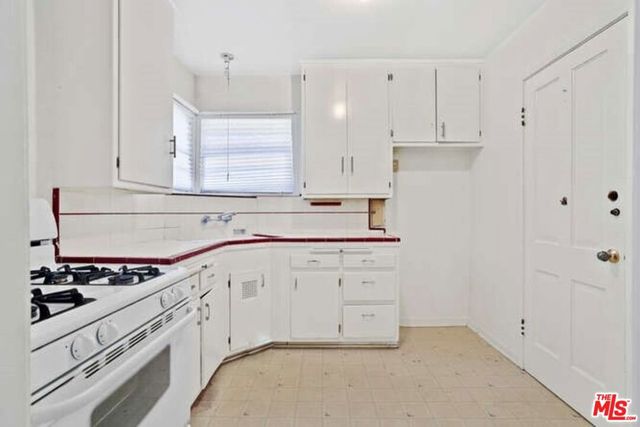 557 N Madison Avenue, Los Angeles, CA 90004