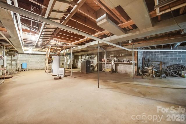 9121 NC 181 Highway, Newland, NC 28657