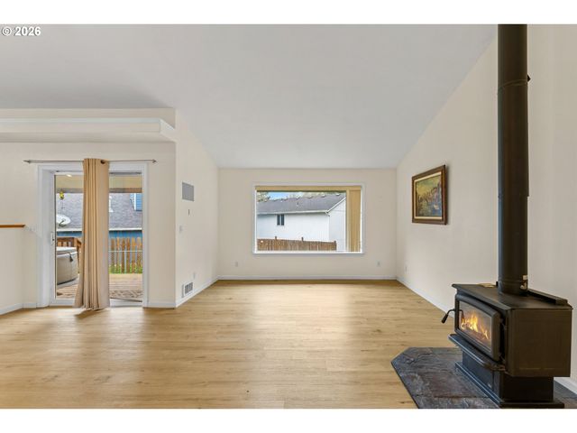 720 Sw PIONEER Ct, Willamina, OR 97396