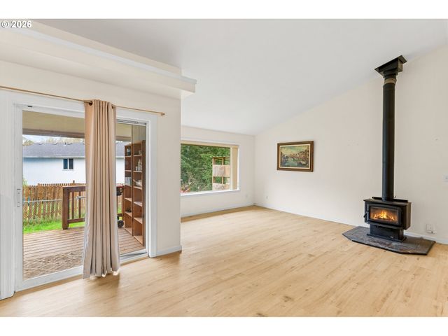 720 Sw PIONEER Ct, Willamina, OR 97396