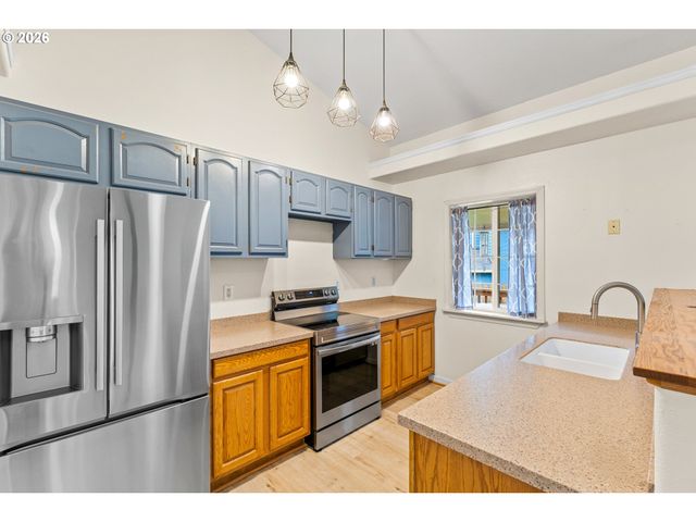 720 Sw PIONEER Ct, Willamina, OR 97396