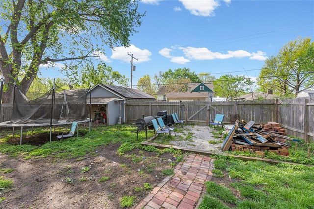 303 E Wea Street, Paola, KS 66071