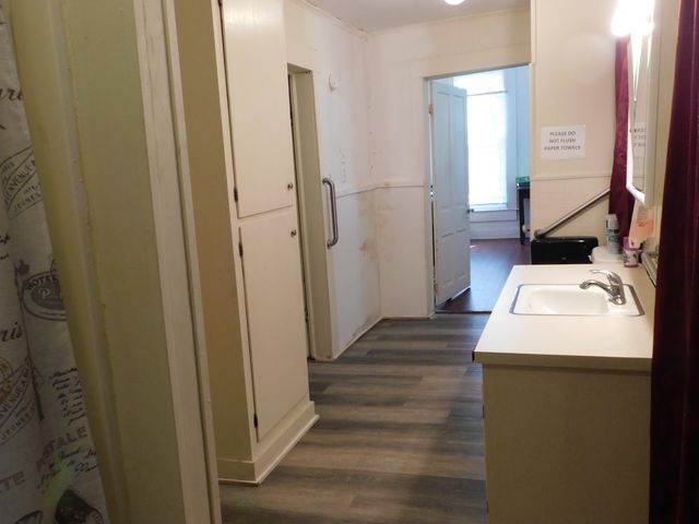 405 N First St., Collins, MS 39428