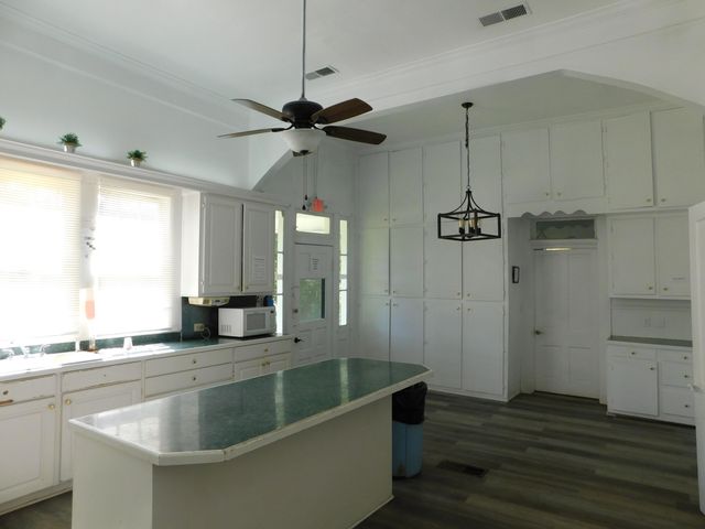 405 N First St., Collins, MS 39428